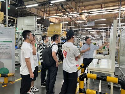 清華大學(xué)研學(xué)團(tuán)到訪舍弗勒南京工廠參觀交流，深化技術(shù)合作與人才培養(yǎng)